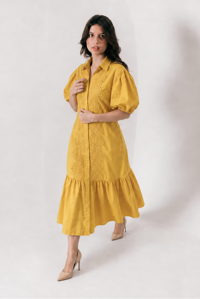robe bubblee jaune ete brune femme debout pose élégante avec robe longue en coton