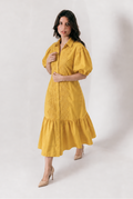 robe bubblee jaune ete brune femme debout pose élégante avec robe longue en coton