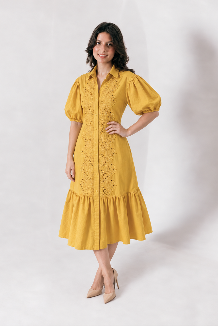 robe bubblee jaune ete brune femme debout pose élégante avec robe longue en coton