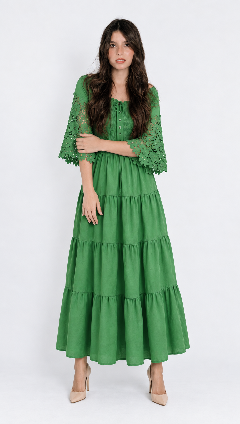 robe bubblee verte ete brune femme debout pose élégante avec robe longue en coton taille large curvy fashion