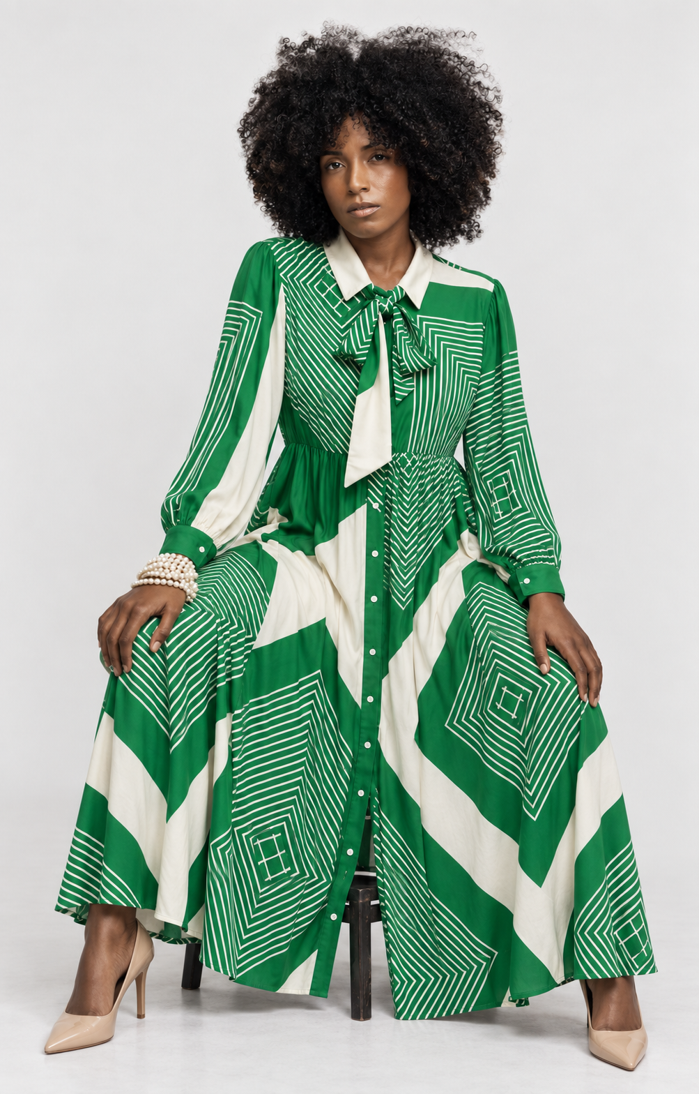 femme noir afro africaine naturel belle pose chaise ambe écartérobe bubblee vert forme géométrique longue perle 
